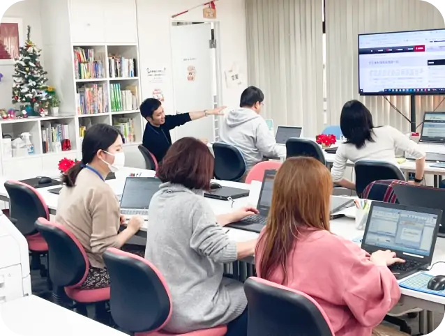 教室で学んでいる画像