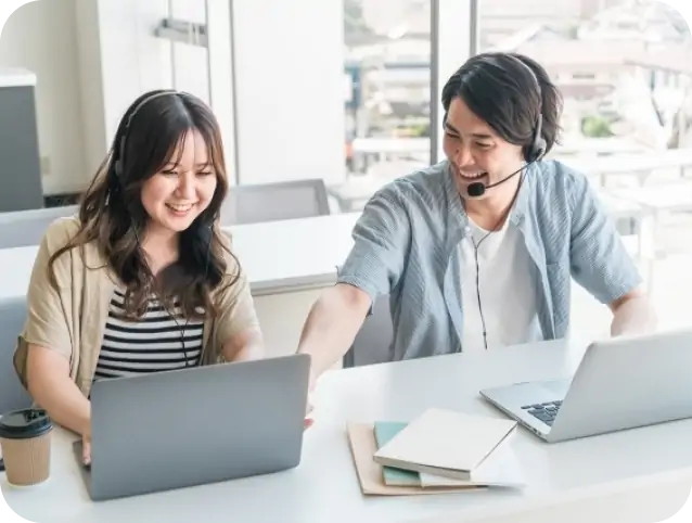 女性が男性サポーターに教えてもらっている画像