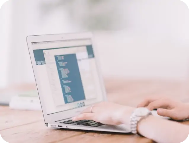 パソコンで作業している画像