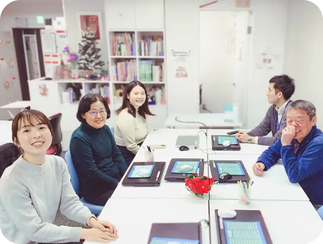 ボードゲームでディスカッションしている画像